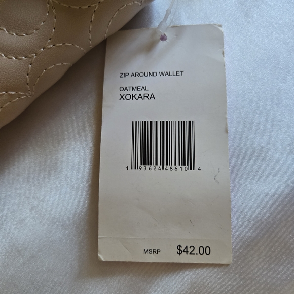 Betsey Johnson Tan Heart Quilted Wristlet with Gold Bow - Picture 9 of 9